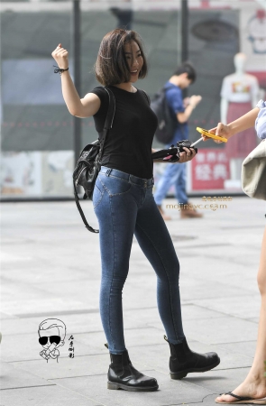 紧绷牛仔凸显魔鬼身材