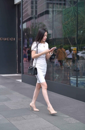街拍苗条高挑长腿美女，霸气御姐范。