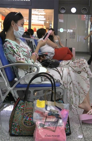 MM虽然戴着口罩，但明显看得出是个美女，一双小脚虽然略偏肉感