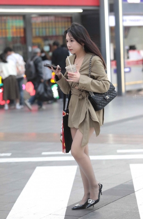 诱惑街拍丝袜高跟少妇-14P