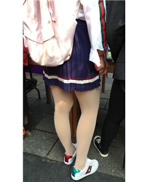 街拍丝足美腿短裙原样鞋小学妹