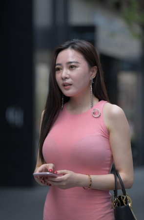 粉色连体包臀裙美女