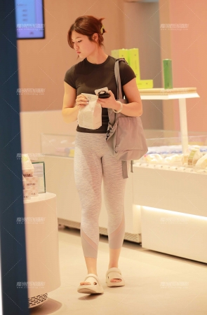 灰色瑜伽裤面包妹