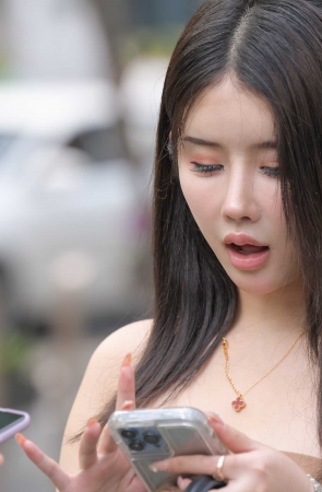 褐色包臀裙小妹