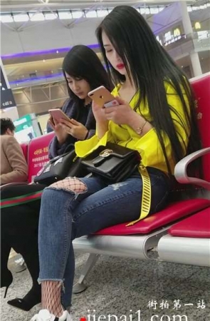 4k-长发冷艳红唇美女破洞紧身牛仔裤配大眼网袜