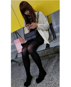 4k-地铁站安静听歌等地铁的黑丝袜文静美眉