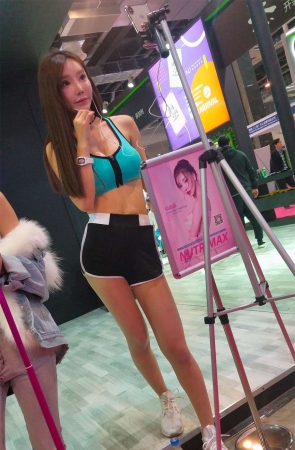 运动热裤性感大长腿丰满网红美女直播