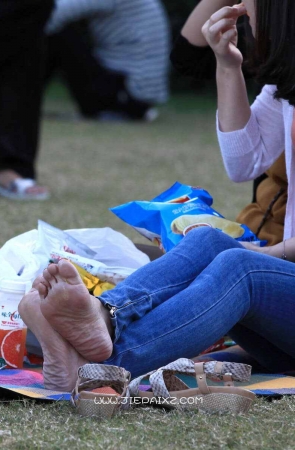 紧身蓝牛MM与黑丝女子