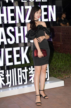 2321218-12=77√闺蜜时装周打卡 12P