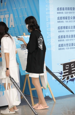 【街拍心灵】车展礼仪肉丝街拍美腿高跟换穿拖鞋