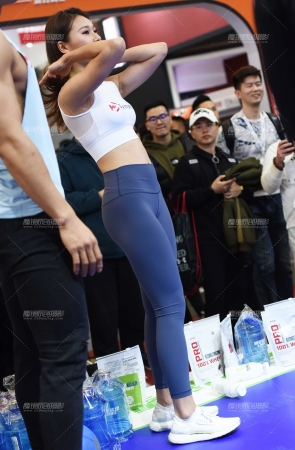 望着镜头的兰色紧身裤