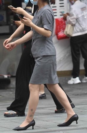 街拍肉丝高跟OL