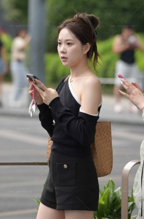 24522-2=67√水嫩润唇，平底鞋女生 14P