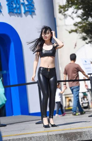 紧身皮裤美女模拍原图