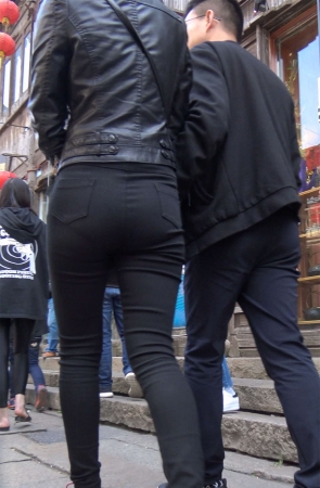 性感丰臀紧身黑裤皮外套街拍美妇