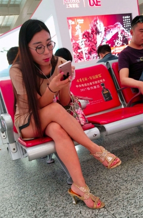 高跟鞋米色连衣裙眼镜美女街怕美腿