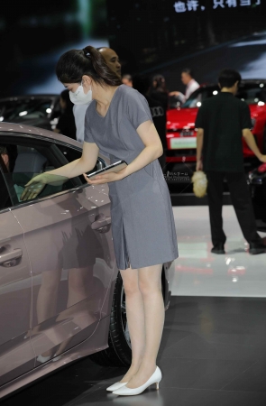 【街拍心灵】奥迪展厅礼仪超薄肉丝街拍美腿高跟