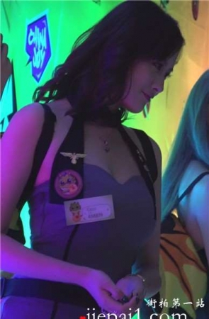 眼神会勾引人的性感美臀美女姐姐。