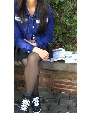 黑丝短裙牛仔外套小美女，阳光下丝袜显得格外靓丽