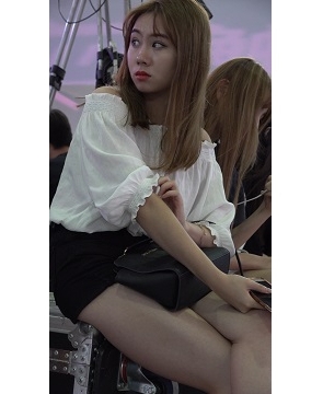 2018CJ小清新嫩腿showgirl少女 [760 MB]