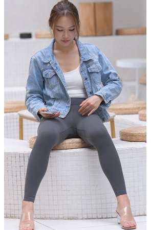 （视频）漂亮的黑紧裤女孩[8.49G/MP4]