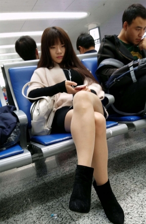 高铁站等车的黑色包臀短裙肉丝高跟清纯漂亮美女