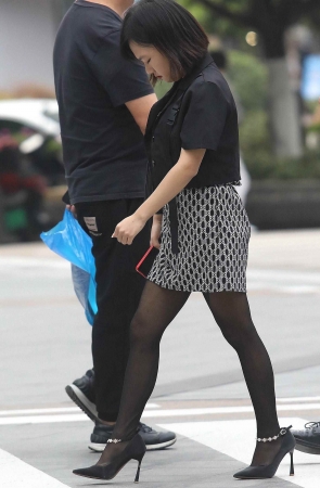 街拍黑丝细高跟