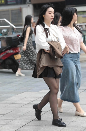 街拍黑丝妹子