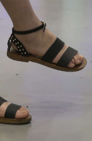 游乐场眼镜少妇凉鞋裸足