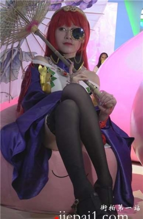 chinajoy现场拍摄黑丝美腿cosplay独眼龙的妹子。