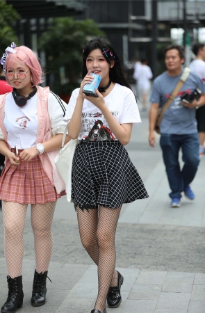 辉辉街拍作品 – 网袜可爱美眉