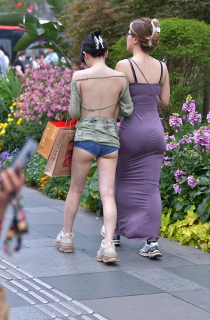 露背超短热裤美女 23-04-27