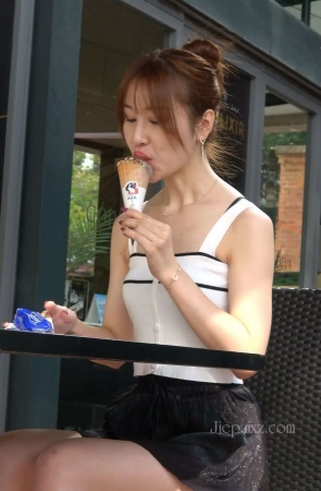 4K – 吃雪糕的小清新街拍美女 [2.05 GB/MP4]