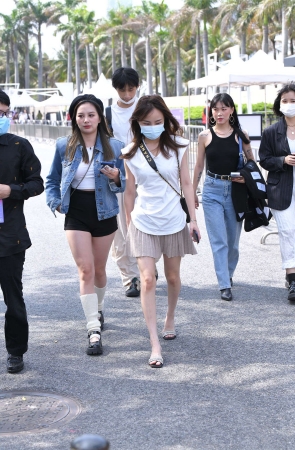 亚力山大王凉拖短裙