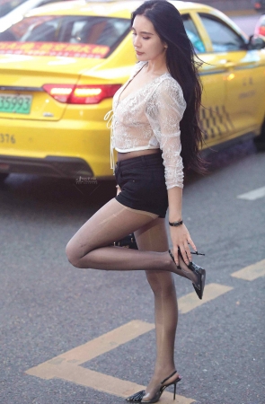 诱惑街拍黑丝高跟少妇-15P