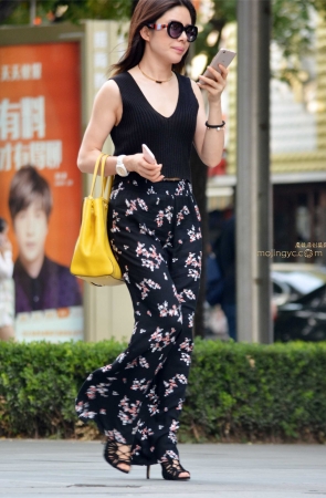 7-26 碎花裤子+高跟凉鞋