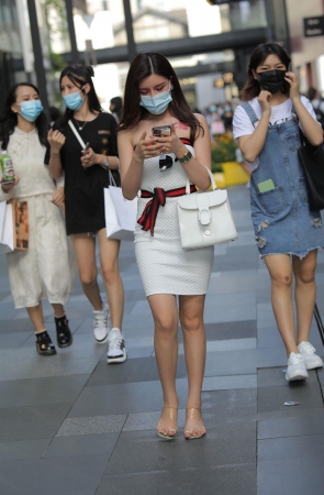 漂亮的白色包臀裙美女