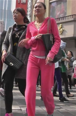 街拍粉色运动装美女，这种装扮很吸引人 [932 MB]