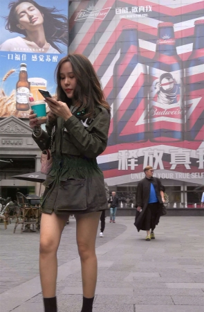 墨绿色长款外套美腿美女