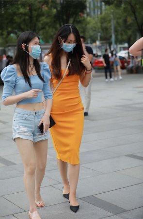 四九城嘎子街拍作品 – 黄色包臀裙闺蜜