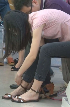 夏日里难得一见的精品素足，最后还穿上肉丝试鞋