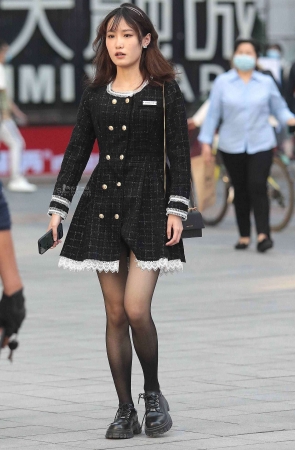 漂亮街拍黑丝妹子