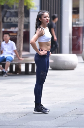紧身运动装美眉