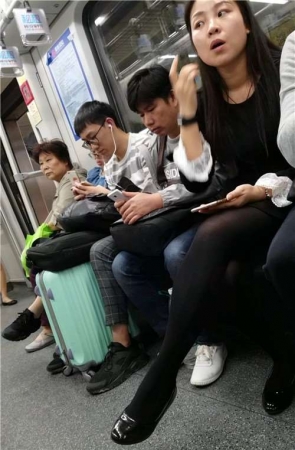地铁上的黑丝MM
