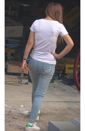 紧身牛仔白衣小妹