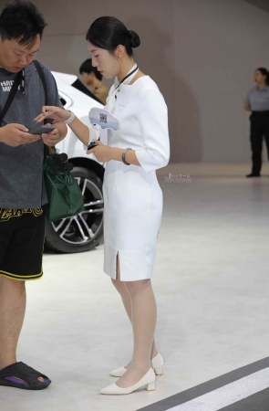 【街拍心灵】车展礼仪肉丝街拍美腿高跟