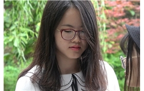 4k-街拍清纯可人米色鞋美足美女