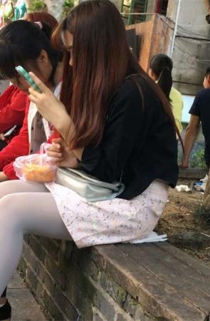 坐在花坛休息的极品美腿丝袜美女