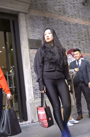 黑色外套弹力裤蓝短靴美臀美女