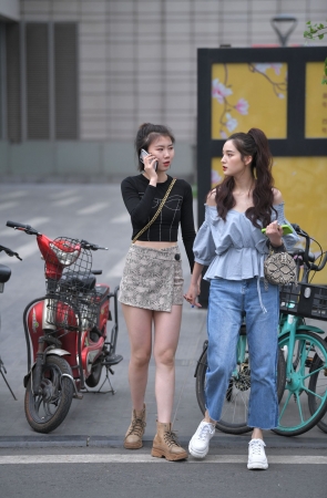 我对这种略粗的大白腿太爱